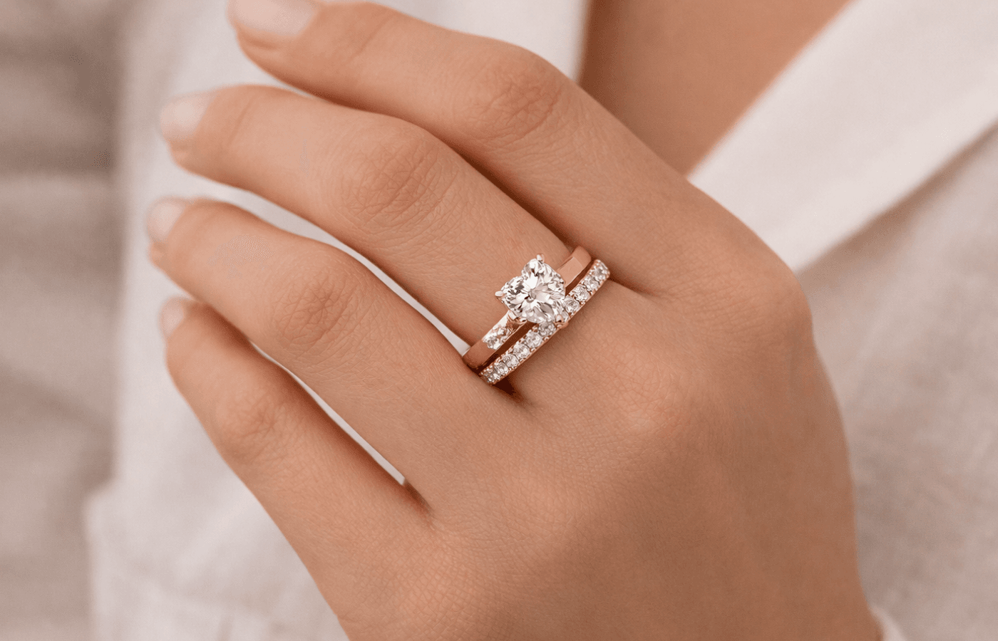 Pierścionki w duecie: bridal stack jako nowy trend 2026